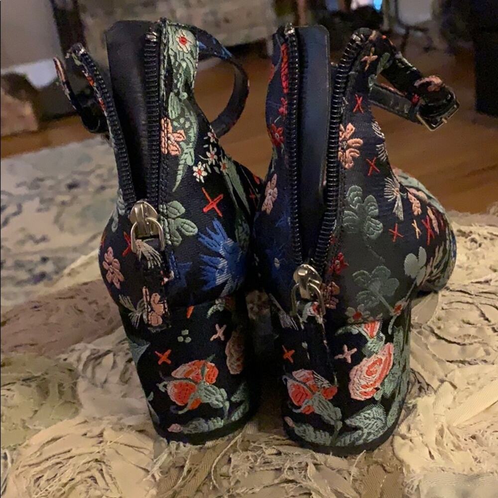 Embroidered heels - Picture 4 of 5